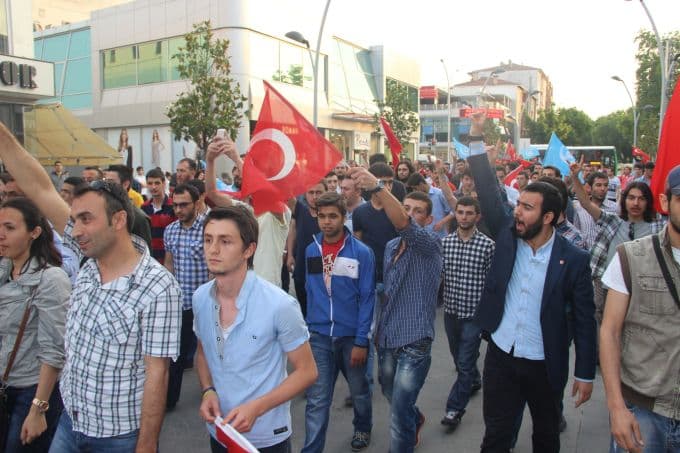 HDP Sakarya il binasına Türk bayrağı astılar