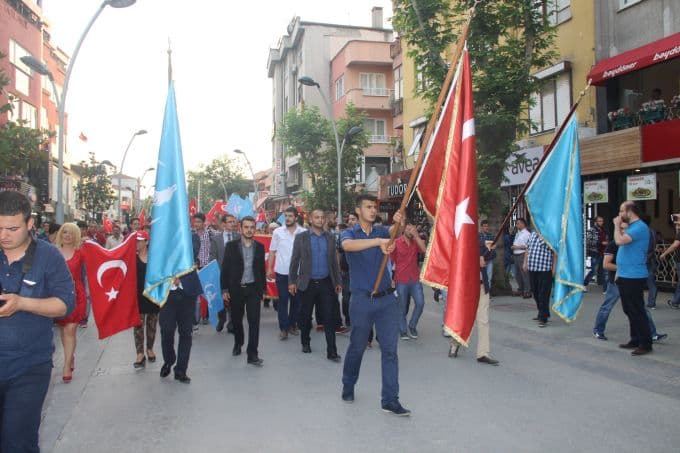 HDP Sakarya il binasına Türk bayrağı astılar