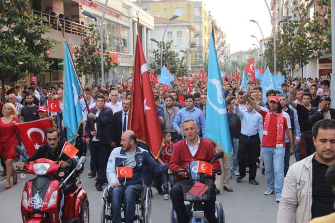 HDP Sakarya il binasına Türk bayrağı astılar