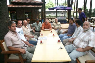 <p><font face="verdana,geneva" size="2">Karşılıklı yapılan bu basın a&ccedil;ıklamalarının toplum yararı adına b&uuml;y&uuml;k fayda sağlayacağını d&uuml;ş&uuml;n&uuml;yoruz.</font></p><p><font face="verdana,geneva" size="2"><strong>HASARLI YURT BİNALARI<br /><br /></strong></font><font face="verdana,geneva" size="2">Yakın tarihte asrın felaketi olarak adlandırılan b&uuml;y&uuml;k bir deprem yaşadık ve bir&ccedil;ok bina bu felakette &ouml;nemli hasarlar aldı. İşte bazı &ouml;zel yurt sahipleri kat malikleri tarafından boşaltılan bu binaları kiraladılar ve buralarda faaliyet g&ouml;stermeye başladılar. Bu insanlar kar amacı g&uuml;derek insan hayatını hi&ccedil;e saymaktadırlar. Bu şekilde faaliyet g&ouml;steren t&uuml;m &ouml;zel yurtların mevcut izin belgelerinin yetkili merciler tarafından tekrar g&ouml;zden ge&ccedil;irilmesi vicdani ve asli bir g&ouml;revdir <br /><br /></font><font size="2"><font face="verdana,geneva"><strong>Umarız yapılan yanlışlar ve g&ouml;z ardı edilen ger&ccedil;ekler y&uuml;zlerce &ouml;ğrencinin hayatına mal olmaz.</strong> <br /><br /></font></font><font face="verdana,geneva" size="2"><strong>Y&Uuml;KSEK GERİLİM HATTI<br /><br /></strong></font><font face="verdana,geneva" size="2">SA&Uuml; Esentepe Kamp&uuml;s&uuml; &ccedil;evresindeki y&uuml;ksek gerilim hatları altında kurularak faaliyet g&ouml;steren&nbsp;&ouml;zel yurtların faaliyetlerinin durdurulması yasal bir zorunluluktur. <br /><br /></font><font size="2"><font face="verdana,geneva"><strong>UYGUNSUZ KOŞULLAR</strong><br /><br />Ayrıca bir&ccedil;ok &ouml;zel &ouml;ğrenci yurdunda 20 &ouml;ğrenciye 1 wc ve banyo d&uuml;şmektedir. 20 m2 odalarda 8 &ouml;ğrenciyi bir arada barındıran yurtlar bulunmaktadır. Bu yerlerin tekrar denetlenmesi, gerektiği takdirde faaliyetlerinin durdurulması &ouml;nemle arz olunur.&rdquo;</font></font></p>