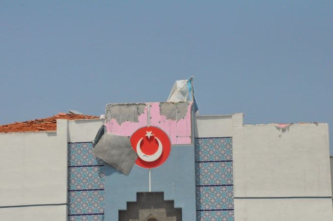 Maaşlarını alamayan işçiler, okulu ateşe verdi!