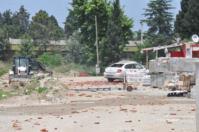 Maaşlarını alamayan işçiler, okulu ateşe verdi!