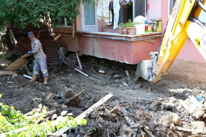 Geyve, sel felaketinin yaralarını sarıyor