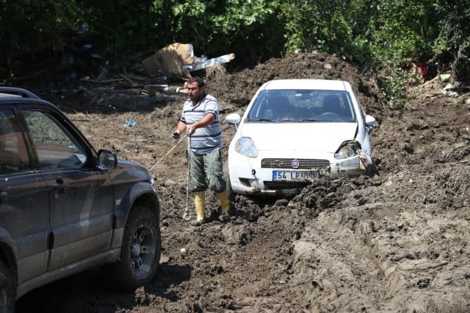 Geyve, sel felaketinin yaralarını sarıyor