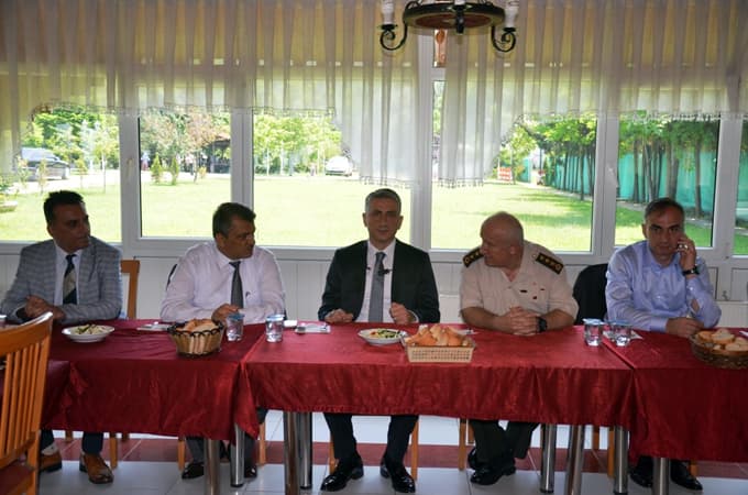 Sapanca Jandarma Komutanlığı'ndan yaşlı çınarlara yemek