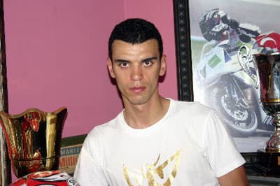 <p><font size="2"><font face="verdana,geneva">&Ccedil;ok k&ouml;t&uuml; bir sezon ge&ccedil;irdiğini ifade eden Sofuoğlu, ağabeyinin &ouml;l&uuml;m&uuml;n&uuml;n ardından &ccedil;ıktığı yarışlarda motosikleti istediği gibi kullanamadığını ve istenilen dereceleri veremediğini bildirdi. Geride kalan 4 yarışı en iyi şekilde tamamlayıp gelecek sezona hazırlanmak istediğini anlatan Sofuoğlu, şunları s&ouml;yledi, <font color="#cc0000">&quot;&Ccedil;ok k&ouml;t&uuml; bir sezon ge&ccedil;irdim. Ağabeyimin &ouml;l&uuml;m&uuml; sonrası 2 yarışa hi&ccedil; &ccedil;ıkamadım. 2 yarışta motorum bozuldu orada da puan kaybettim. 6 yarışta hi&ccedil; puan alamadım. B&ouml;yle bir durumda hi&ccedil; şansınız yok demektir. Bizim koyduğumuz hedef ilk 10'nu tamamlamaktı. Ama 6 yarışta puan alamadığım i&ccedil;in bu şansı da kaybettim. Şu anda 16. sıradayım. Tek amacım var gidip 4 yarışı yapıp sezonu bitirmek.&quot; </font></font></font></p><p><font size="2"><font face="verdana,geneva"><strong>- ABİMİN VEFATINDAN SONRA DEVAM ETMEK ZORDU -</strong> </font></font></p><p><font face="verdana,geneva" size="2">Ağabeyimin &ouml;l&uuml;m&uuml;nden sonra bir &ccedil;ok kişinin yarışları bırakacağını d&uuml;ş&uuml;nd&uuml;ğ&uuml;n&uuml; dile getiren Sofuoğlu, ağabeyinin &ouml;l&uuml;m&uuml;nden sonra yarışlara devam etmenin kendisine &ccedil;ok zor geldiğini belirtti. Ailesinin ve takım arkadaşlarının kendisine b&uuml;y&uuml;k destek verdiğini vurgulayan Sofuoğlu, <font color="#cc0000">&quot;Biz 3 kardeş yarışıyorduk. İki ağabeyim vefat etti. Ağabeyimin vefatından sonra devam etmek zordu. İlk başta annemin babamın desteği gerekiyordu. Sinan'ın &ouml;l&uuml;m&uuml;nden sonra annem ve babamla g&ouml;r&uuml;şt&uuml;m. Onlara 'siz ne derseniz onu yapacağım' dedim. Onlarda devam etmemi istediler. Benim de ger&ccedil;ekten isteğim buydu. 35 yaşına kadar yarışmak istiyorum. Aynı zamanda takımın bana destek vermesi gerekiyordu. &Ccedil;&uuml;nk&uuml; istenilen dereceleri verememeye başladım. İstediğim gibi motosikleti kullanamamaya başladım bunun i&ccedil;in belirli bir zaman gerekiyordu ama takım &ccedil;ok g&uuml;zel destek verdi. 2008'de istediklerimi yapamadım. Hi&ccedil; ummadığım acılar yaşadık. 2009'da herşey sıfırdan başlayacak. İnşallah bir aksilik yaşamazsam 2009'da herşey &ccedil;ok g&uuml;zel olacak.&quot;</font> diye konuştu.</font></p>