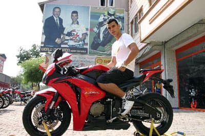 <p><font size="2"><font face="verdana,geneva"><strong>- İ&Ccedil;TEN İ&Ccedil;E D&Uuml;ŞME KORKUSU YAŞIYORUM -</strong> </font></font></p><p><font face="verdana,geneva" size="2">Yarışlar sırasında i&ccedil;ten i&ccedil;e d&uuml;şme korkusu yaşadığını kaydeden Sofuoğlu, anne ve babasının kendisini d&uuml;şerken g&ouml;rmesinden de korktuğunu anlattı. <font color="#cc0000">Bu sezon ki yarışlar da iki kez d&uuml;şt&uuml;ğ&uuml;n&uuml; kaydeden Sofuoğlu, şunları dedi:</font> &quot;Zor bir d&ouml;nem yaşıyorum. Bahattin ağabeyim iş yerinin &ouml;n&uuml;nde karşıdan karşıya ge&ccedil;erken trafik kazası sonucu vefat etti. Sinan ağabeyiminde antremin sırasında pistte ge&ccedil;irdiği kazada &ouml;ld&uuml;. 3 hafta &ouml;nce benim yarıştığım yerde de br sporcu daha &ouml;ld&uuml;. Eğer inan&ccedil;lı bir insansanız, &ouml;l&uuml;m u&ccedil;akta, yol da uyurken de olabilir. O y&uuml;zden bana bir şey olursa diye d&uuml;ş&uuml;nmek doğru değil. Ama insan ister istemez etkileniyor. İ&ccedil;ten i&ccedil;e d&uuml;şersem diye korku yaşıyorum. Bunu bilin&ccedil; altınızda d&uuml;ş&uuml;n&uuml;yorsunuz. Yarışlar canlı yayınlanıyor. Annem ve babam yarışlarımı televizyondan izliyorlar. D&uuml;şerken annem ve babam g&ouml;r&uuml;r diye d&uuml;ş&uuml;n&uuml;yorum. O korku da var. Ama bunu ne zaman atarım bilmiyorum. Ağzımla korkuyorum diyemiyorum ama i&ccedil;ten i&ccedil;e bir şey yaşıyorum. Bu elimde değil. Bunun i&ccedil;in bana zaman gerekli.&quot;</font></p>