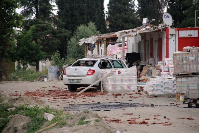 Maaşlarını alamayan işçiler, okulu ateşe verdi!