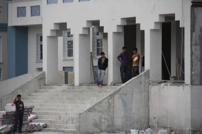 Maaşlarını alamayan işçiler, okulu ateşe verdi!