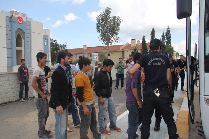 Maaşlarını alamayan işçiler, okulu ateşe verdi!