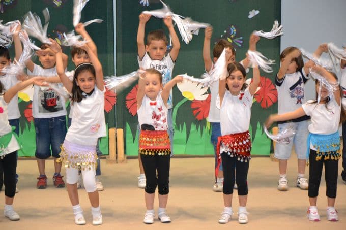Gösteri sırasında mendilini düşürünce, gözyaşlarını tutamadı