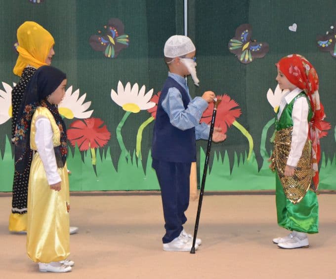 Gösteri sırasında mendilini düşürünce, gözyaşlarını tutamadı