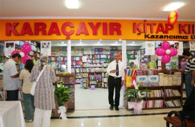 <p><font face="verdana,geneva"><font size="2"><strong>Kitapseverleri binlerce kitapla buluşturacak olan Kitap&ccedil;ılar &Ccedil;arşısı'da şu yayınevleri bulunuyor:<br /></strong><br />T&uuml;rkiye Diyanet Vakfı Yayınevi&nbsp;&nbsp; <br />Ekol Kitabevi<br />Berkay Okul &Ouml;ncesi ve Eğitici Oyuncak<br />Fatih Kitabevi<br />Hedef Kitabevi<br />Kitap Sarayı<br />Kara&ccedil;ayır Kitabevi<br />İmaj Copy Center<br />Birikim Kitabevi<br /><br /></font><font size="2">Kitap&ccedil;ılar &Ccedil;arşısı'nın t&uuml;m Sakarya halkına hayırlı olmasını diliyoruz.</font></font></p>