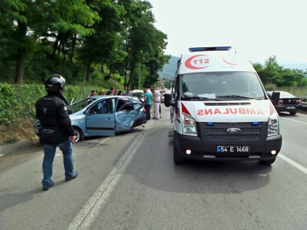 İki otomobil çarpıştı: 2'si çocuk 5 yaralı