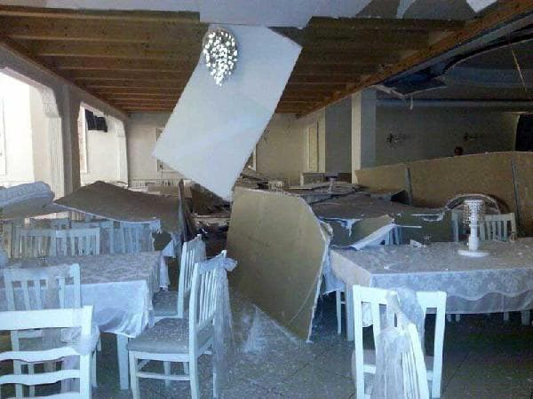 Düğün salonunun asma tavanı çöktü: 6 yaralı