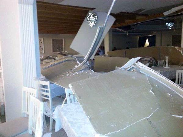 Düğün salonunun asma tavanı çöktü: 6 yaralı