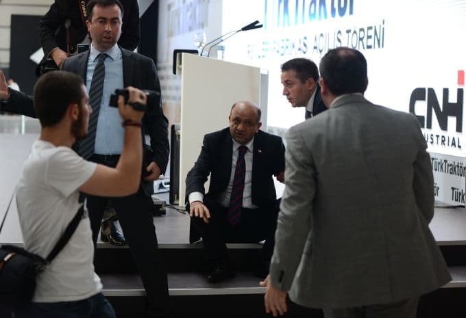 Bakan Işık, kürsüde konuşurken fenalaştı!