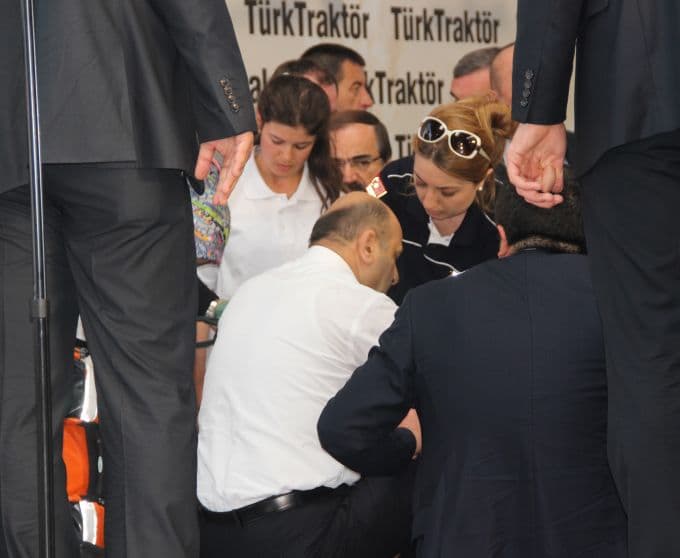 Bakan Işık, kürsüde konuşurken fenalaştı!