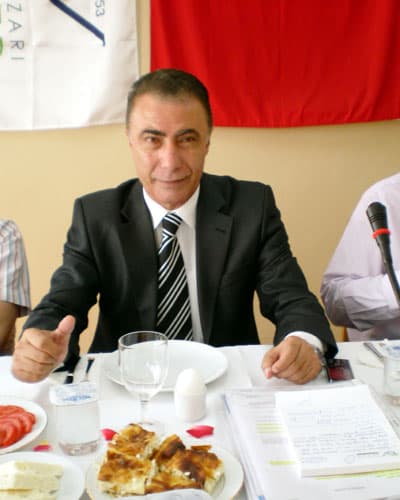 <font face="verdana,geneva" size="2">Fabrikanın mevcut şartlara g&ouml;re &ouml;zelleştirilmemesi gerektiğini ifade eden Teke, <font color="#cc0000">&quot;2005'te Adapazarı Şeker Fabrikası, 33 şeker fabrikası arasında maliyeti en &ccedil;ok olan fabrikaydı. Sakarya'da yetişen pancarın polarizasyonu d&uuml;ş&uuml;k. Eskişehir'den y&uuml;ksek polarizasyonlu pancar kullanılmadan fabrika kar edemez. Fabrikanın bu şarlarda &ccedil;alıştırılamayacağına ilişkin 7 rapora rağmen, Adapazarı Şeker Fabrikası niye &ouml;zelleştirildi. Zarar edeceği &ouml;nceden bilinen bir fabrika niye &ouml;zelleştirilir?&quot; </font>diye konuştu. <br /><br />Eskişehir'den pancar getirilmemesi durumunda fabrikanın 2 yıl i&ccedil;inde kapacağını kaydeden Teke, <font color="#cc0000">&quot;Sakarya'da d&uuml;ş&uuml;k polarizasyonlu pancar &uuml;retildiğinden fabrikamız diğer fabrikalara g&ouml;re y&uuml;zde 50 geride başlıyor. Biz Eskişehir'den pancar getirirsek, 8-9 yıl i&ccedil;inde borcumuzu &ouml;der ve k&acirc;rlı duruma ge&ccedil;eriz. Aksi halde bu fabrika 2 yıl i&ccedil;inde kapanır. Ancak T&uuml;rk Şeker A.Ş., bizim Eskişehir'de pancar &uuml;retmemize yasaya aykırı diye engel oluyor. Ancak Kayseri Şeker Fabrikası i&ccedil;in Yozgat'ta pancar ekilmesine izin vermiyor. Eskişehir, Adapazarı Şeker Fabrikası'nın hinterlandıydı ve oradan pancar alıyorduk. Eskişehir'de 3 milyon ton pancar &uuml;retimi potansiyeli var. Biz sadece 250 bin ton talep ediyoruz. Ancak T&uuml;rk Şeker, yasaya aykırı diye bunu kabul etmiyor. Konu yargıya intikal etti. Dava, Danıştay'da biz haklıyız. T&uuml;rkiye, yeni şeker politikası belirlemeli. Mevcut şeker kanunu yeterli değil, ihtiya&ccedil;ları gideremiyor.&quot;</font> dedi.<br /><br />Teke, ayrıca basında &ccedil;ıkan genel y&ouml;netim giderlerinin iddia edildiği gibi 3-4 milyon YTL değil sadece 50 bin YTL olduğunu belirtti.</font>