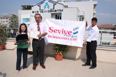 <p><font face="verdana,geneva" size="2"><strong>T&uuml;m soruları doğru cevapladı</strong></font></p><p><font size="2"><font face="verdana,geneva">Basın mensuplarına ve misafirlerine kahvaltı ikramıyla başlayan programda, dershane kurucusu ve m&uuml;d&uuml;r&uuml; olan Mustafa Yılmaz a&ccedil;ıklamalarda bulundu:<font color="#cc0000"> &quot;Seviye Dergisi Dershaneleri Seviye Yayıncılığa bağlı olarak 2000 yılında eğitim-&ouml;ğretime başlamış, &Ouml;zel Ada Seviye de 2006 yılında zincire 30. şube olarak katılmıştır. Bug&uuml;n 80'i aşkın şube bulunmaktadır. Adapazarı Seviye Dergisi Dershanesi olarak faaliyette bulunduğumuz 2 yıl i&ccedil;inde modern binamız, konforlu dersliklerimiz, &ouml;zel &ccedil;alışma salonları ve kabinlerimiz, geniş kantin ve terasımız ile sevgili &ouml;ğrencilerimize sınırsız ve kaliteli bir hizmet sunmaktayız.&quot;</font></font></font></p><p><font face="verdana,geneva" size="2">2008 SBS sınavında t&uuml;m soruları doğru cevaplayarak 500 tam puan alan Cemile Akbay'a &ouml;d&uuml;l&uuml; Seviye Dergisi Dershanesi kurucusu ve m&uuml;d&uuml;r&uuml; Mustafa Yılmaz tarafından verildi. Yılmaz, <font color="#cc0000">&quot;Cemile'nin başarısında emeği ge&ccedil;en ailesine, dersanemiz ve okul &ouml;ğretmenlerine teşekk&uuml;r ederiz.&quot;</font> dedi.</font></p>