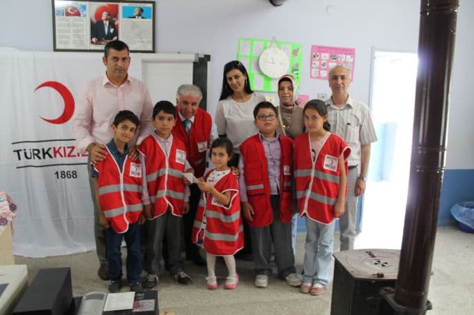 İlkokul öğrencilerinden örnek davranış