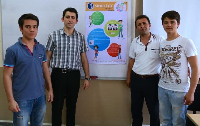 Okul başkanlığı için "Şifreli oy" sistemini geliştirdiler 