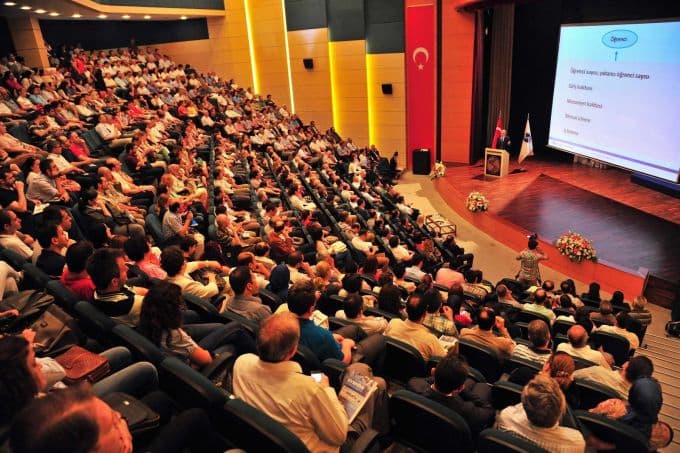 SAÜ''de akademisyenlere ödülleri verildi