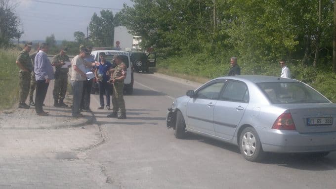 Kontrolünü kaybetti, askeri araçla çarpıştı