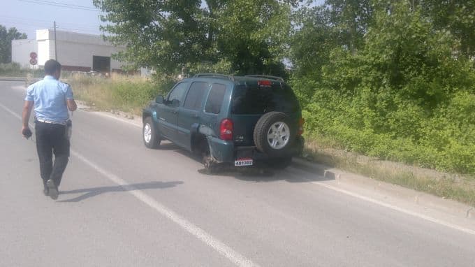 Kontrolünü kaybetti, askeri araçla çarpıştı