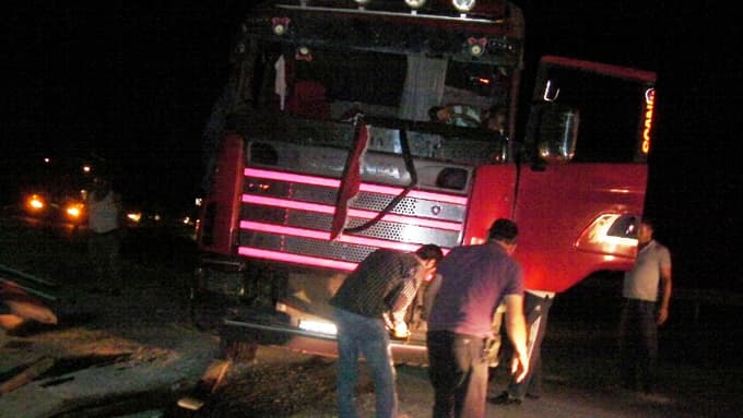 Virajı alamayan tır, yolu trafiğe kapattı