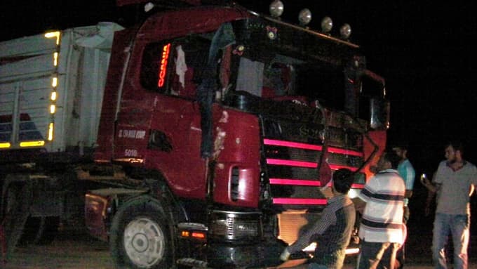 Virajı alamayan tır, yolu trafiğe kapattı