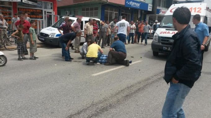 Motosiklet, manevra yapan bisikletliye çarptı: 2 yaralı
