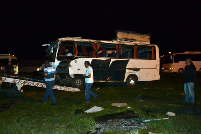 Servis midibüsü otomobille çarpıştı: 2'si ağır 24 yaralı