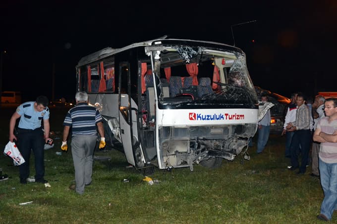 Servis midibüsü otomobille çarpıştı: 2'si ağır 24 yaralı