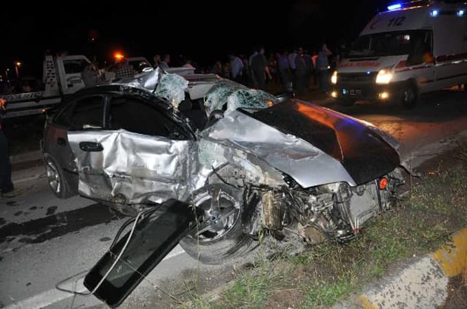 Servis midibüsü otomobille çarpıştı: 2'si ağır 24 yaralı
