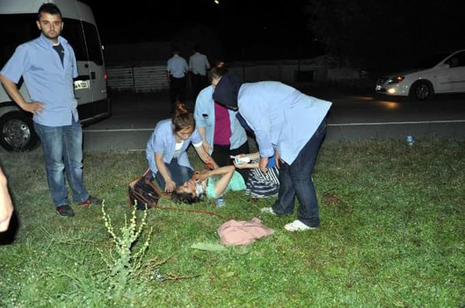 Servis midibüsü otomobille çarpıştı: 2'si ağır 24 yaralı