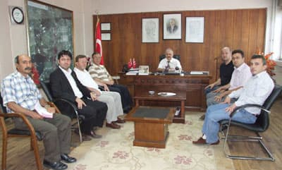 <font face="verdana,geneva" size="2">Yazıcı MEB'e bağlı olarak faaliyet g&ouml;steren &ouml;ğrenci yurtlarının yılda en az iki defa bir komisyon tarafından denetlendiğini ayrıca Mill&icirc; Eğitim Bakanlığı ve İl Milli Eğitim M&uuml;d&uuml;rl&uuml;ğ&uuml; M&uuml;fettişleri tarafından da s&uuml;rekli denetim g&ouml;rd&uuml;ğ&uuml;n&uuml; belirterek, yurtların a&ccedil;ılış onayında ilgili y&ouml;netmeliğin 7. maddesine g&ouml;re yetkili kuruluşlardan binanın depreme dayanıklılığını g&ouml;sterir belge ile yapı kullanma izin belgelerinin istendiğini s&ouml;yledi.<br /><br />&Ouml;ğrenci yurdu olarak faaliyet g&ouml;steren işletmeler i&ccedil;in Bayındırlık İl M&uuml;d&uuml;rl&uuml;ğ&uuml;, Sağlık İl M&uuml;d&uuml;rl&uuml;ğ&uuml;, Belediye Başkanlıkları ve İlk&ouml;ğretim M&uuml;fettişleri Başkanlığı'ndan rapor istendiğini de belirten Yazıcı, ilimizdeki resmi kayıtlı &ouml;ğrenci yurtlarının en son mayıs ayında denetimden ge&ccedil;tiğini de kaydetti.</font>