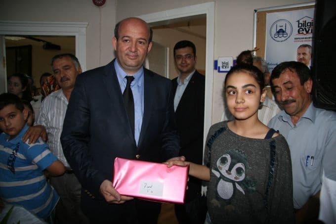 Bilgi Evi'nde karneler verildi