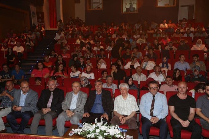 Genç tiyatrocular mezun oldu