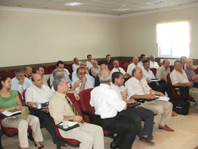 <p><font face="verdana,geneva" size="2"><strong>İskan ruhsatı aranmayacak</strong></font></p><p><font size="2"><font face="verdana,geneva">Yunus Bekircan, il m&uuml;d&uuml;rleri ve abone servisleri yetkililerine, <font color="#cc0000">&quot;Ka&ccedil;ak elektrik kullanımıyla m&uuml;cadele asli g&ouml;revimizdir. Abone olunmasında vatandaşa&nbsp;T&uuml;rk Ceza Kanunu y&uuml;r&uuml;rl&uuml;ğe girmeden &ouml;nce tanınan kolaylığı sağlayacağız. Yapılan yasal d&uuml;zenleme sayesinde vatandaşa&nbsp; gerekli kolaylığın sağlanması hususu unutulmamalıdır.&quot; </font>dedi. <br /><br />Yunus Bekircan yaptığı a&ccedil;ıklamalarda şu hususlara dikkat &ccedil;ekti: <font color="#cc0000">&quot;29.07.2008&nbsp;tarihine kadar yapı (inşaat) ruhsatı alınmış ve buna g&ouml;re yapılmış olup, kullanma izni verilmeyen veya alınmayan yapılara; yol, elektrik, su, telefon, kanalizasyon, doğalgaz gibi alt yapı hizmetlerinden birinin veya birka&ccedil;ının&nbsp;g&ouml;t&uuml;r&uuml;ld&uuml;ğ&uuml;n&uuml;n belgelenmesi halinde, ilgili y&ouml;netmelikler doğrultusunda fenni gereklerin yerine getirilmiş olması ve bu maddenin yayımı tarihinden itibaren başvurulması &uuml;zerine, kullanma izni alınıncaya kadar ilgili mevzuatta tanımlanan ait olduğu abone grubu dikkate alınarak ge&ccedil;ici olarak su ve&nbsp;elektrik bağlanabileceği yasa ile d&uuml;zenlenmiş olup, SEDAŞ birimlerince inşaat ruhsatının hangi tarihte alındığına bakılmayacaktır. Ayrıca 12.10.2004 tarihinden &ouml;nce yapıldığı belgelenen yapılar i&ccedil;in iskan ruhsatı istenmeyeceği gibi, inşaat ruhsatı alınması koşulu da aranmayacaktır. &Ouml;rneğin; beş katlı bir binaya belediye hizmetlerinden biri mutlaka gelmiş olabilir, ayrıca telefon da bağlanmış olabilir ya da belediyeye emlak vergisi verilmeye başlanmış olabilir. Bu belgelerle binanın 12.10.2004 tarihinden &ouml;nce yapıldığı belgelenebilir. Bu hizmetlerden birinin 12.10.2004 tarihinden &ouml;nce binada bağımsız bir b&ouml;l&uuml;me verilmesi halinde inşaat ve iskan ruhsatı aranmadan elektrik aboneliği yapılacaktır. Hatta, fotoğrafla da olsa bu hizmetlerden birinin kullanım yerine g&ouml;t&uuml;r&uuml;ld&uuml;ğ&uuml; belgeleniyorsa bu da elektrik aboneliği i&ccedil;in yeterli olacaktır.&quot;</font></font></font></p>