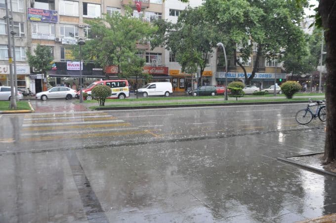 Vatandaşlar sağanak yağmura hazırlıksız yakalandı
