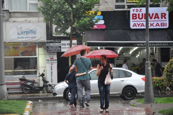 Vatandaşlar sağanak yağmura hazırlıksız yakalandı