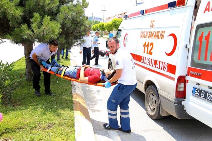 Otomobil, elektrikli bisikletle çarpıştı: 1 yaralı