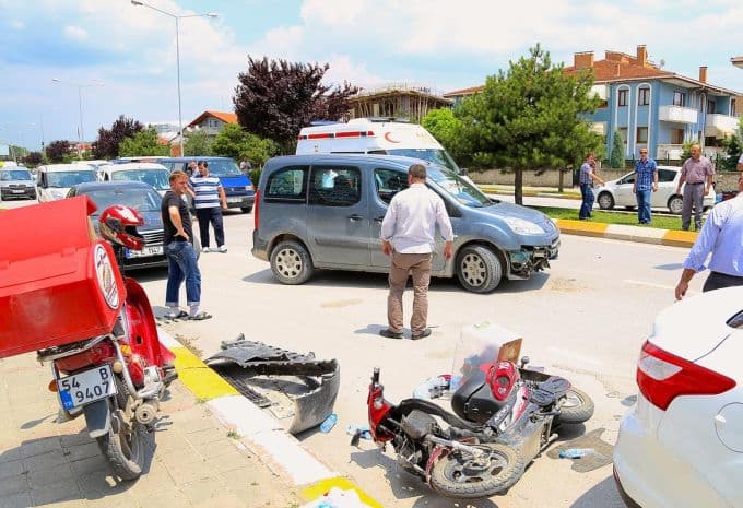 Otomobil, elektrikli bisikletle çarpıştı: 1 yaralı