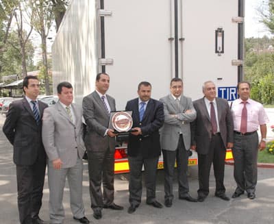 <font face="verdana,geneva" size="2">Otokar Ticari Ara&ccedil;lar Satış M&uuml;d&uuml;r&uuml; Murat Tokatlı, T&ouml;ren Gıda'nın kısa s&uuml;rede hızlı bir b&uuml;y&uuml;me g&ouml;sterdiğini belirterek, <font color="#cc0000">&quot;Gıda sekt&ouml;r&uuml;nde başarılı bir grafik &ccedil;izen T&ouml;ren Gıda ile uzun s&uuml;redir devam eden işbirliğimize yeni 19 adet Fruehauf Iceliner frigorifik semi-treyler ekleyerek devam etmenin mutluluğunu yaşıyoruz.&quot;</font> dedi. Son 7 yıldır frigorifik ara&ccedil;larda pazar lideri olduklarını belirten Tokatlı, bu liderliği getiren en b&uuml;y&uuml;k etkenin 1990 yılların başından beri aynı kalite, aynı satış sonrası hizmet ve uluslararası sertifikasyonlara sahip ara&ccedil;lar &uuml;retmekten geldiğini kaydetti.<br /><br />T&uuml;rkiye'de taşımacılık sekt&ouml;r&uuml;n&uuml;n şu g&uuml;nlerde tehlikeli madde taşımacılığı ile ilgili ADR'nin T&uuml;rkiye'de uygulamaya ge&ccedil;işi ile ilgili s&uuml;rece kitlenmiş durumda olduğunu belirten Tokatlı, <font color="#cc0000">&quot;Halbuki ADR kadar &ouml;nemli diğer bir konuda ATP. Bozulabilir gıdaların taşınmasına y&ouml;nelik standartları tanımlayan bu anlaşmanın T&uuml;rkiye'de de en kısa s&uuml;rede hayata ge&ccedil;mesi b&uuml;y&uuml;k &ouml;nem taşıyor. Otokar olarak tamamen m&uuml;şteri memnuniyeti odaklı &ccedil;alışmamız ve insan hayatına verdiğimiz değerden dolayı bug&uuml;ne kadar frigorifik ara&ccedil;larda ATP ve HACCP standartlarını yerine getirdik, getirmeye de devam edeceğiz.&quot;</font> diye konuştu.</font>