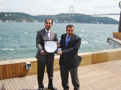<font face="verdana,geneva" size="2">T&ouml;ren Gıda Y&ouml;netim Kurulu Başkanı Mahmut T&ouml;ren ise, Gaziantep'te yaklaşık 30 yıldır gıda sekt&ouml;r&uuml;nde &uuml;retici, pazarlamacı ve taşımacı olarak faaliyet g&ouml;sterdiklerini, yılların deneyimiyle m&uuml;şterilerine hizmet verdiklerini s&ouml;yledi. Mahmut T&ouml;ren, yaklaşık 40 &uuml;lkeye 33 milyon dolar tutarında ihracat ger&ccedil;ekleştirdiklerini belirterek şunları s&ouml;yledi: <font color="#cc0000">&quot;2002 yılından bu yana &ccedil;ikolata, bisk&uuml;vi, şekerleme, gofret &uuml;retimi yapıyoruz. Kalite, hijyen ve m&uuml;şteri memnuniyeti temel prensiplerimizdendir. Bu nedenle &uuml;r&uuml;nlerimizin en taze şekilde taşınması bizim a&ccedil;ımızdan hayati &ouml;nem taşımaktadır. Bu hassasiyetimiz bizi tekrar Otokar Fruehauf Iceliner frigofrik semi-treyler se&ccedil;memize neden oldu. Otokar g&uuml;vencesi ve kalitesi &uuml;r&uuml;nlerimizin de kalitesi olmaktadır.&quot;</font><br /><br />Murat Tokatlı teslimatın anısına T&ouml;ren Gıda Y&ouml;netim Kurulu Başkanı Mahmut T&ouml;ren'e bir plaket takdim etti.</font>
