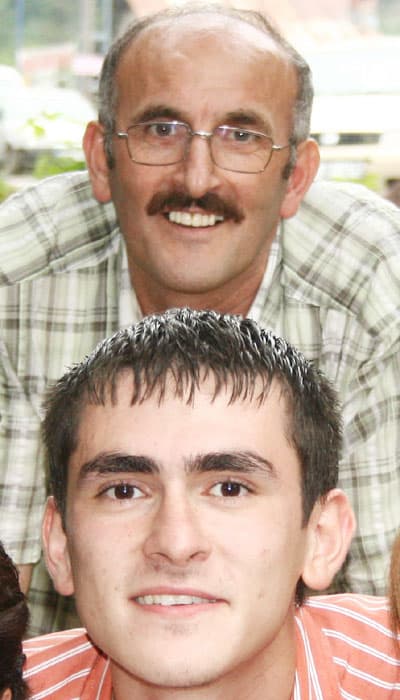 <font face="verdana,geneva" size="2">Volkan denizde kaybolurken, cesedi sahile &ccedil;ıkarılan Metin Okumuş memleketi Artvin'in Arhavi il&ccedil;esinde toprağa verildi. Denizde kaybolan Volkan Okumuş'un cesedini her g&uuml;n sahile giderek arayan Rasim &Ouml;zkara ve Volkan'ın amcasının oğlu Hakan Okumuş, umutsuz bir bekleyiş i&ccedil;inde. Hala olayın şokunu atlatamayan Rasim &Ouml;zkara, </font><font size="2"><font face="verdana,geneva"><font color="#cc0000">&quot;Metin Okumuş'la yurt dışından beraber geldik. D&ouml;n&uuml;şte de beraber olacaktık. &Ccedil;arşamba g&uuml;n&uuml; yola &ccedil;ıkacaktık. Pazartesi akşamı telefon a&ccedil;tı. <strong>'İstanbul'dayım. Oğlumla gelinime s&ouml;z kestik, gelemeyeceğim'</strong> dedi. O gece 23.00'te mesaj &ccedil;ekti, belki yarın 11.00 civarı gelirim diye. Biz de sevindik. Geldiği sabah şansına denizde &ccedil;oğaldı dedik. Bir sahile gidelim, ıslanırız diye d&uuml;ş&uuml;nd&uuml;k. A&ccedil;ılıp y&uuml;zecek hali de yoktu. Volkan ile Serdar kıyıda y&uuml;z&uuml;yorlardı. Metin abi ve ben sahilde otuyorduk. B&uuml;y&uuml;k oğlu G&ouml;khan da sahilde g&uuml;neşleniyordu. Bir anda Serdar sahile doğru gelemedi. Volkan ise a&ccedil;ılmaya başladı. Biz hemen ayağa kalktık. Denize daldık. Volkan'a doğru y&uuml;zmeye başladık. Arkamızdan G&ouml;khan da bizle denize daldı. Volkan'a ulaştık. Ama &ccedil;ok a&ccedil;ılmıştık. Volkan <strong>'Nefes alamıyorum, ayağım yere ulaşmıyor'</strong> dedi. Metin abiye <strong>'Volkan'ı iterek &ccedil;ıkaralım'</strong> dedim. Ama g&uuml;c&uuml;m&uuml;z de t&uuml;kenmişti, dalgalar y&uuml;kseldi, su i&ccedil;meye başladık. Tek yapacağımız şey, sırt &uuml;st&uuml; yatarak nefes almaya &ccedil;alışmaktı. Volkan'ı da bıraktık. Metin abi de &ouml;yle kaldı. Volkanı o an kaybettik. Volkan'ı bir daha g&ouml;rmedim. Metin abiyi g&ouml;r&uuml;yordum ama g&ouml;z&uuml; a&ccedil;ık ve hi&ccedil; hareket etmiyordu. Sırt &uuml;st&uuml; yattıktan sonra kendimi bıraktım ve dalga beni dışarıya vurdu. Kendime gelince can simidiyle gelenler, b&uuml;y&uuml;k oğlanı kurtardılar. Y&uuml;z&uuml; koyun yatan Metin abiyi de &ccedil;ıkardılar. Ama Volkan'ı o zamandan sonra g&ouml;rmedik. Salı g&uuml;n&uuml;nden bu yana her g&uuml;n dolaşıyoruz, her g&uuml;n arıyoruz. <br />Sahil g&uuml;venlik de arama yapıyor. Ceset hal&acirc; bulunamadı. Bug&uuml;n Cuma, &uuml;midimiz deniz sakinleşti diye vardı. Aramaya devam ediyoruz.&quot;</font> diye konuştu.</font></font>