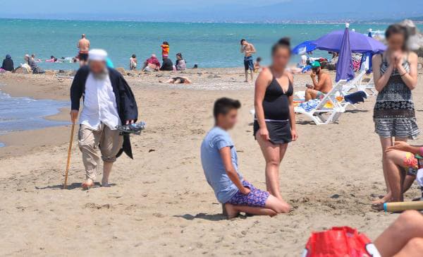 Halk plajında kadınlara "kapanın" broşürü dağıttılar