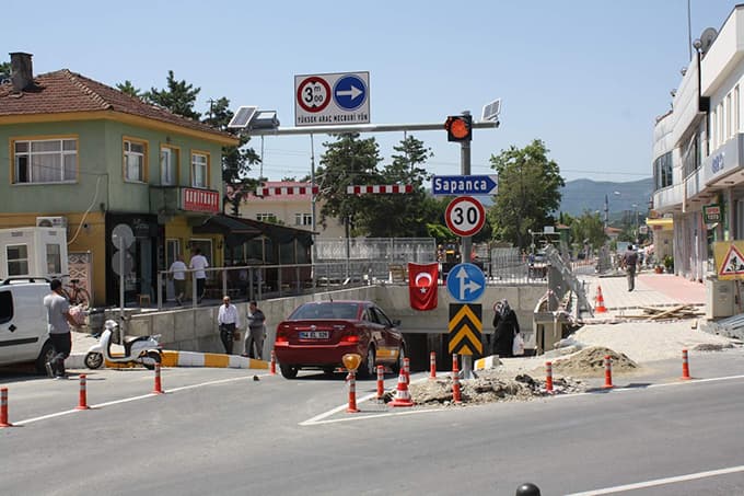 Arifiye'de alt geçit vatandaşın hizmetine açıldı