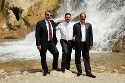 <p align="center"><font size="2">Aslen Van Ercişli olan ilimiz tanınmış işadamlarından Fikret B&uuml;lb&uuml;l ile ağabeyi Mahmut B&uuml;lb&uuml;l ve kardeşi Ş&uuml;kr&uuml; B&uuml;lb&uuml;l, Van&rsquo;ın Muradiye Şelalesi&rsquo;ni de gezdi.</font></p>